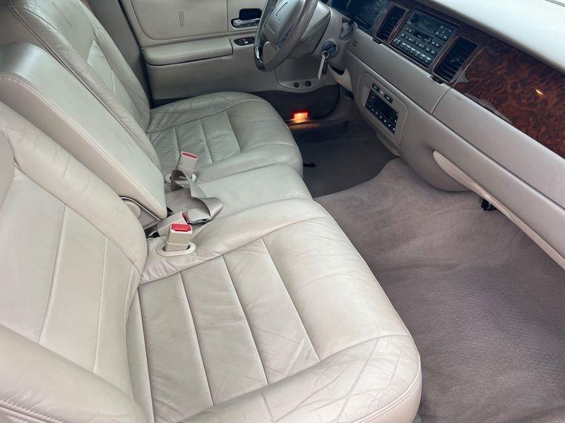 Lincoln Town Car 4dr Sdn Signature 2001