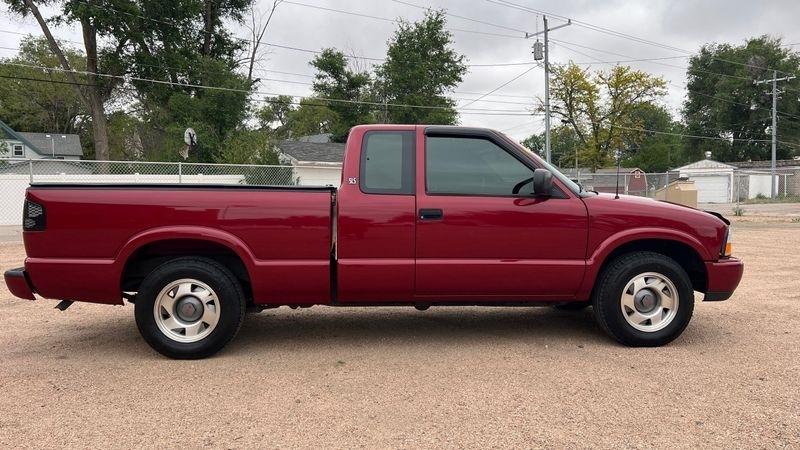 GMC Sonoma Ext Cab 123" WB SLS w/1SF Pkg 2001