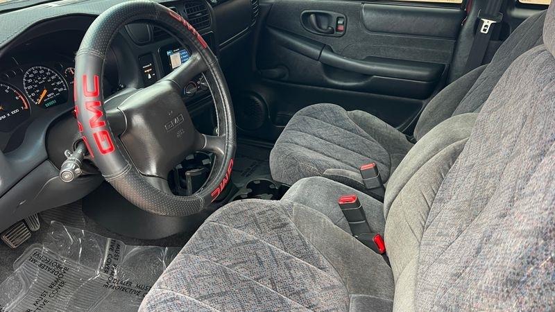 GMC Sonoma Ext Cab 123" WB SLS w/1SF Pkg 2001