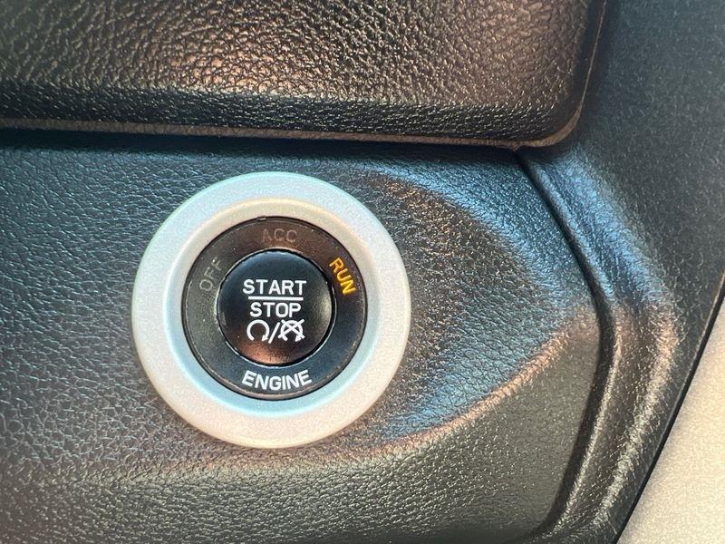 RAM 1500 4WD Crew Cab 140.5" Rebel 2016