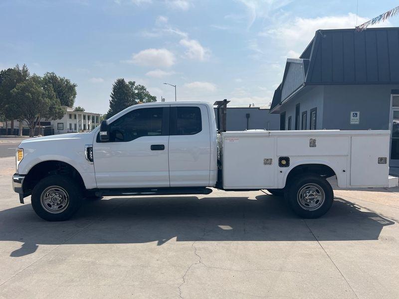 Ford Super Duty F-350 SRW Lariat 4WD SuperCab 168" WB 60" CA 2017