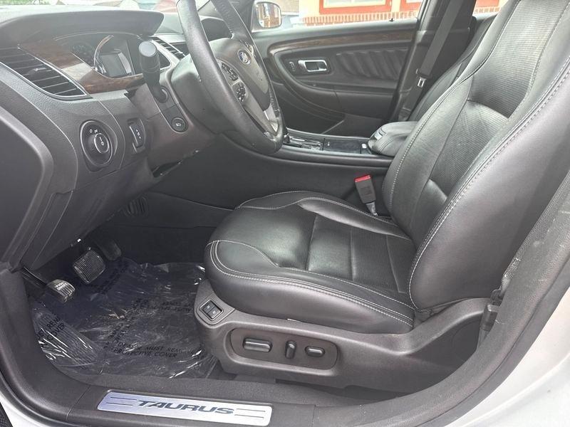 Ford Taurus Limited FWD 2019