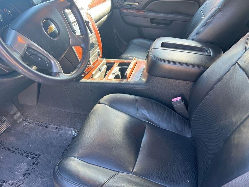 Chevrolet Suburban 4WD 4dr 1500 LTZ 2011