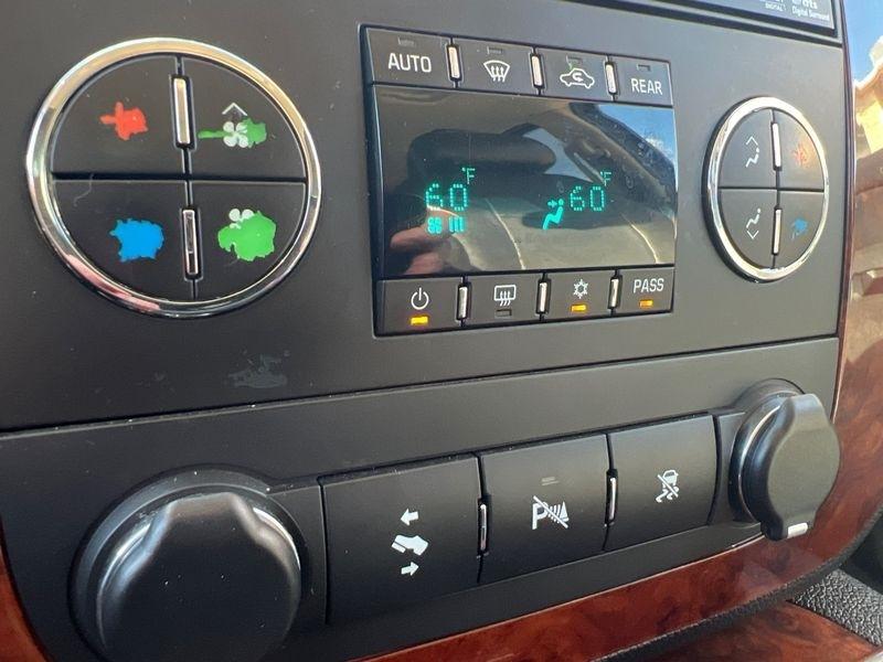 Chevrolet Suburban 4WD 4dr 1500 LTZ 2011