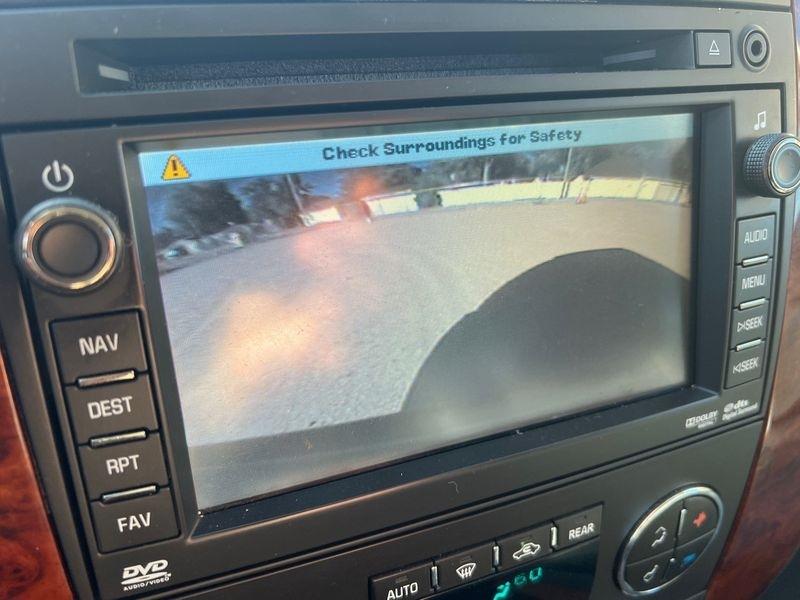 Chevrolet Suburban 4WD 4dr 1500 LTZ 2011