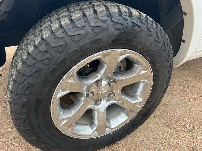 RAM 1500 4WD Crew Cab 140.5" Laramie 2014