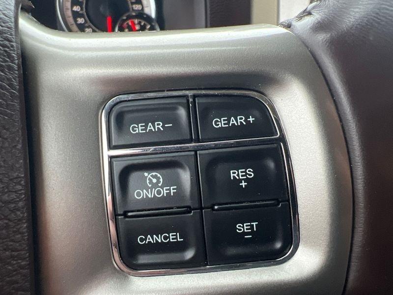 RAM 1500 4WD Crew Cab 140.5" Laramie 2014
