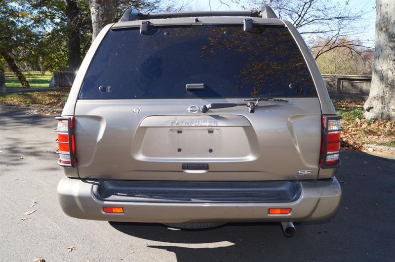 Nissan Pathfinder SE 4-door 2003