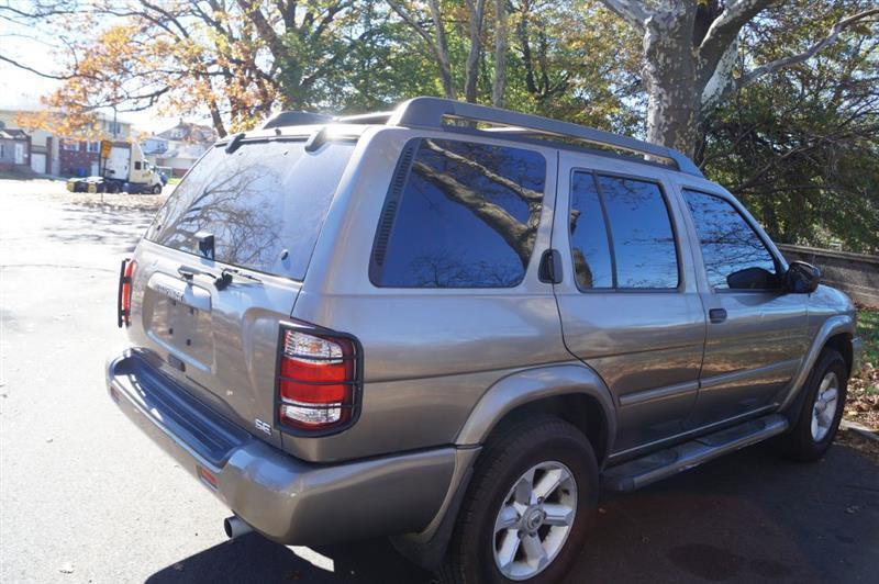 Nissan Pathfinder SE 4-door 2003