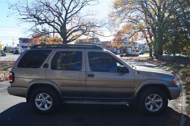 Nissan Pathfinder SE 4-door 2003