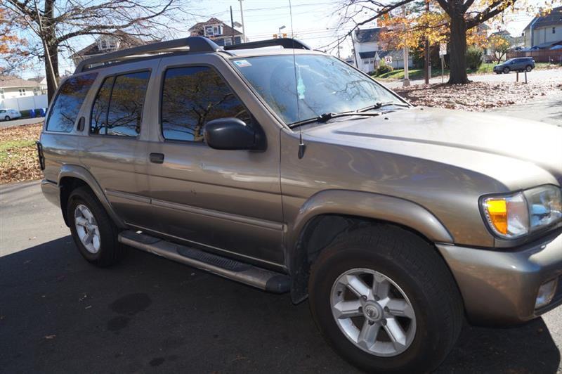 Nissan Pathfinder SE 4-door 2003