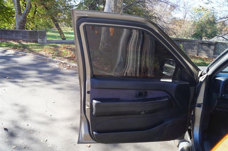 Nissan Pathfinder SE 4-door 2003