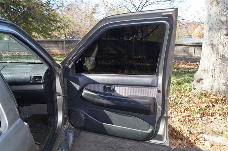 Nissan Pathfinder SE 4-door 2003