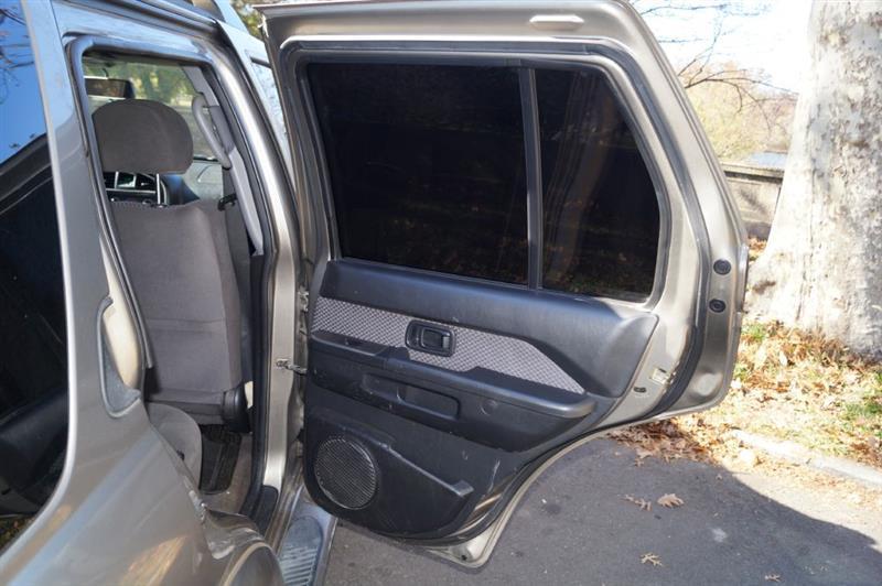 Nissan Pathfinder SE 4-door 2003