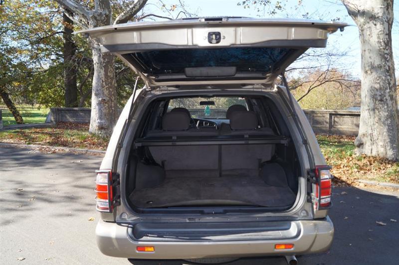 Nissan Pathfinder SE 4-door 2003