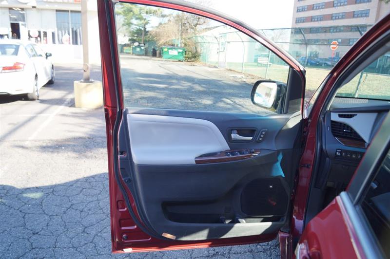 Toyota Sienna Limited AWD 7-Passenger V6 2015