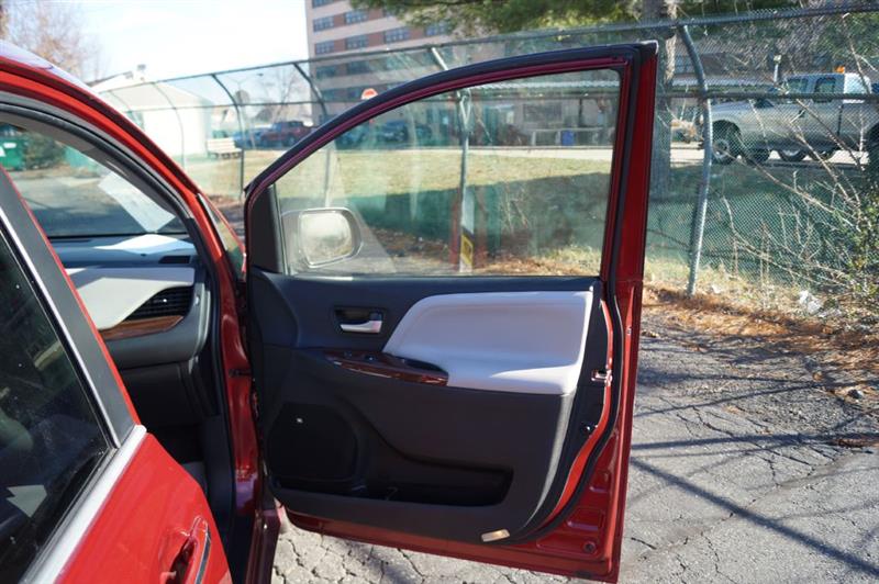 Toyota Sienna Limited AWD 7-Passenger V6 2015