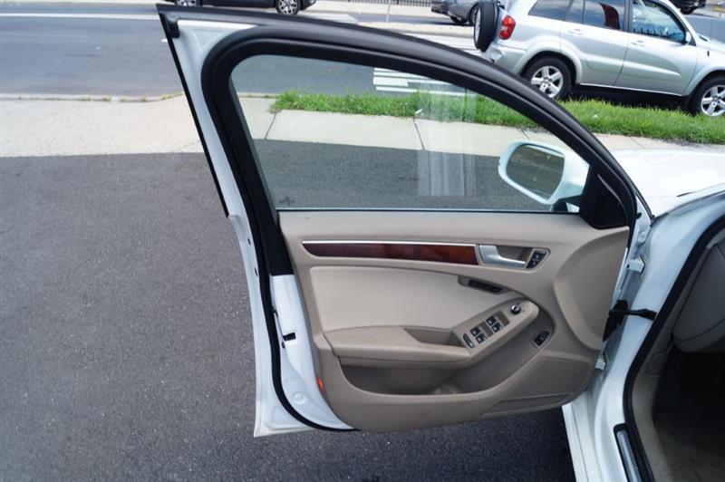 Audi A4 2.0T Sedan quattro Tiptronic 2012