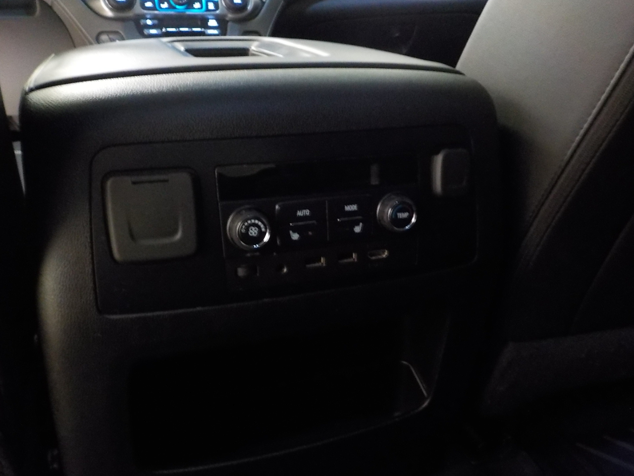 2020 Chevrolet Tahoe LT photo 3