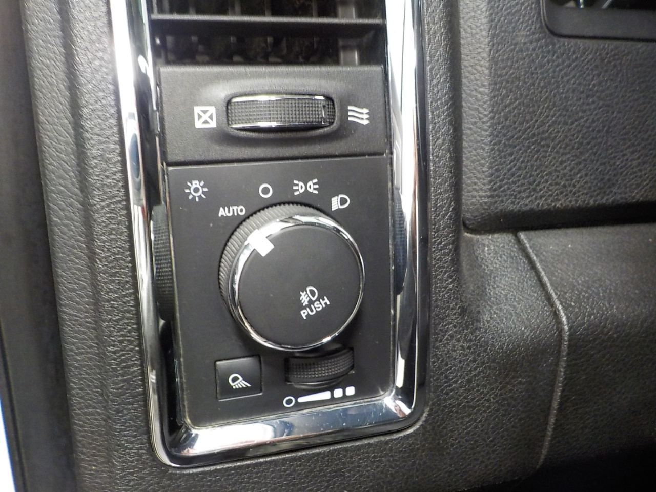 RAM 2500 4WD Crew Cab 149" Laramie 2014