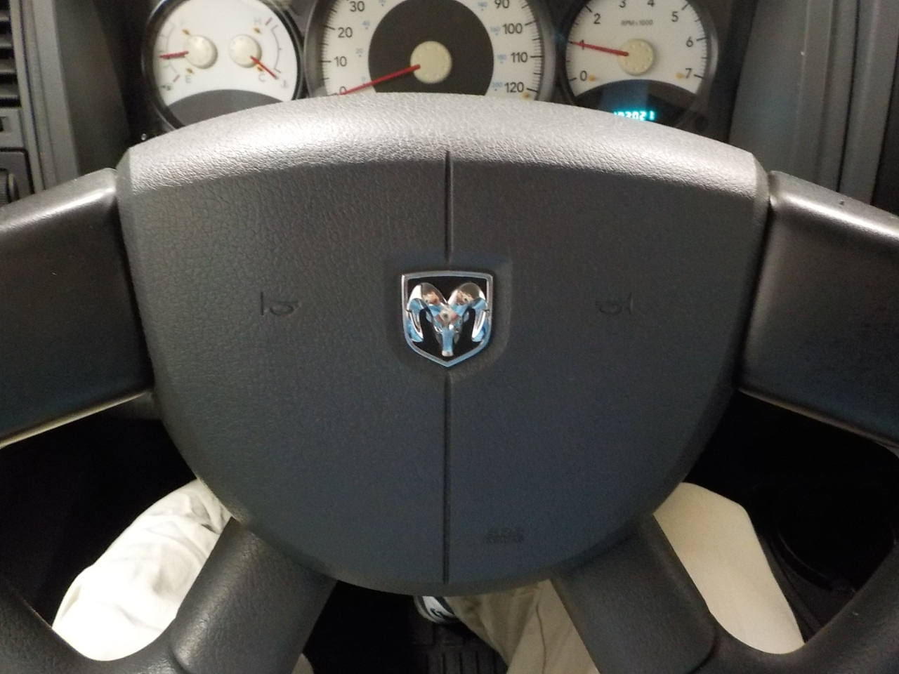 Dodge Dakota 2dr Club Cab 131 4WD ST 2006