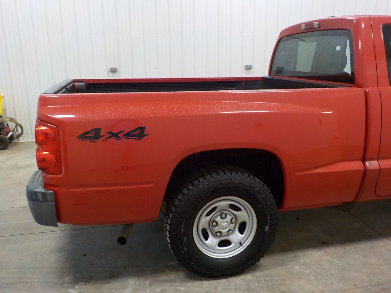 Dodge Dakota 2dr Club Cab 131 4WD ST 2006