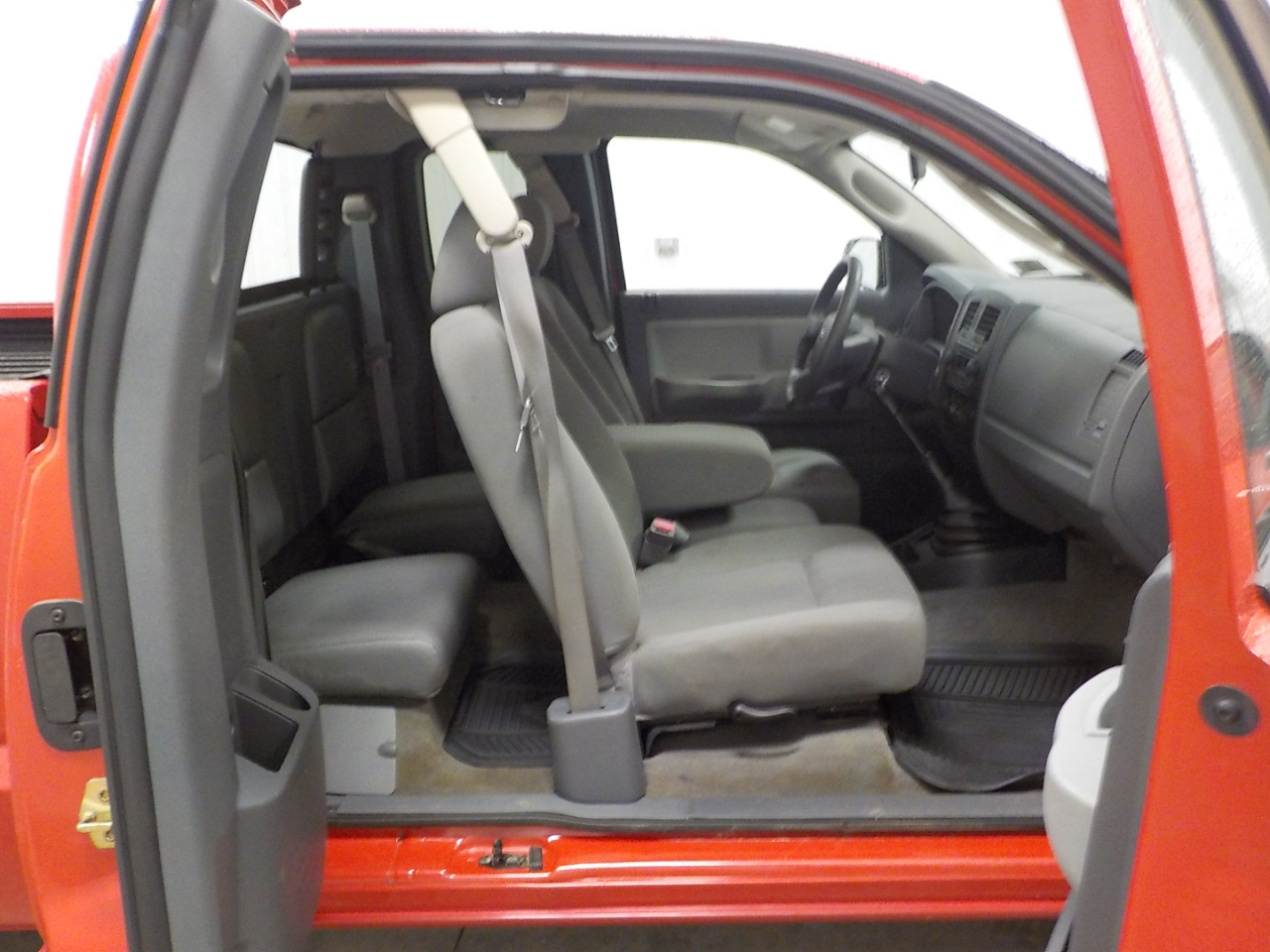 Dodge Dakota 2dr Club Cab 131 4WD ST 2006