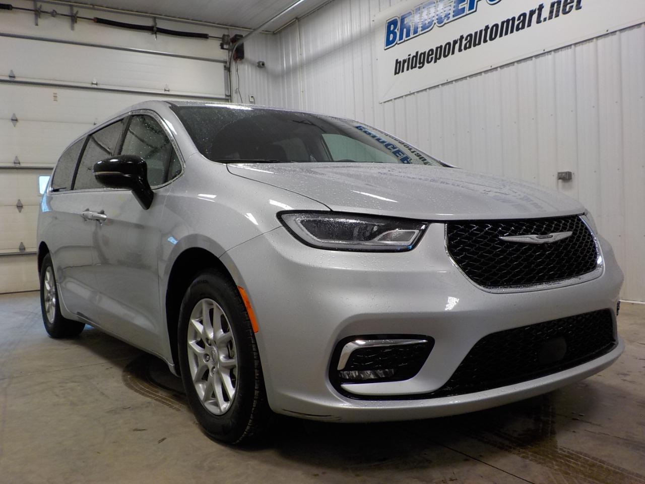 Chrysler Pacifica Touring L FWD 2024