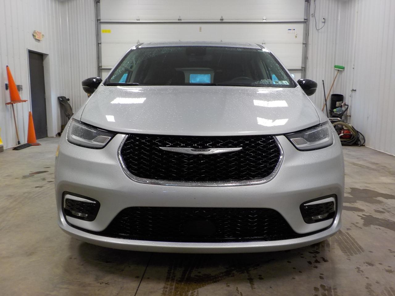 Chrysler Pacifica Touring L FWD 2024