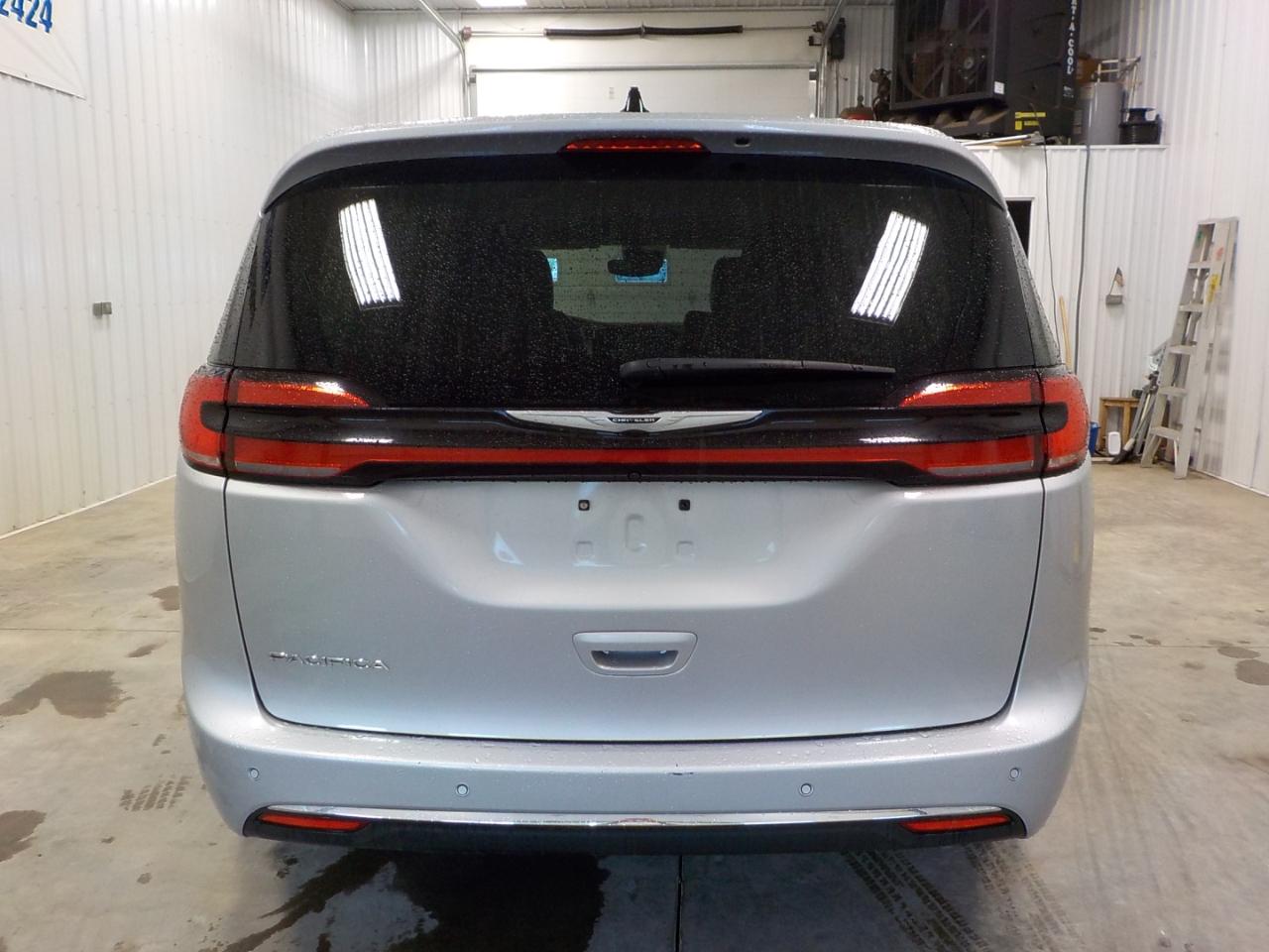 Chrysler Pacifica Touring L FWD 2024