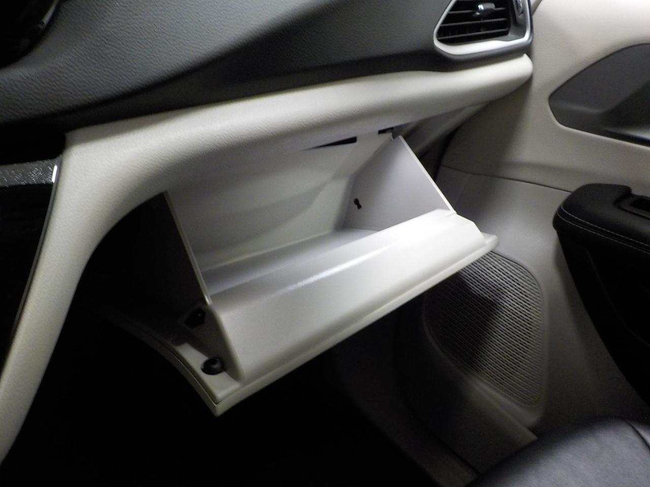 Chrysler Pacifica Touring L FWD 2024