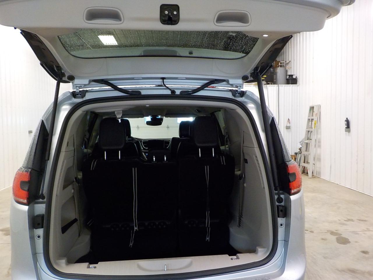 Chrysler Pacifica Touring L FWD 2024