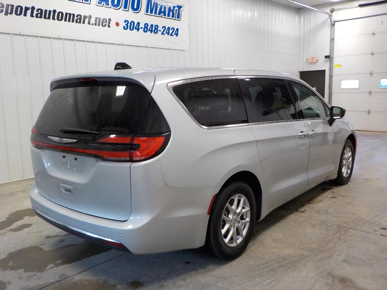 Chrysler Pacifica Touring L FWD 2024