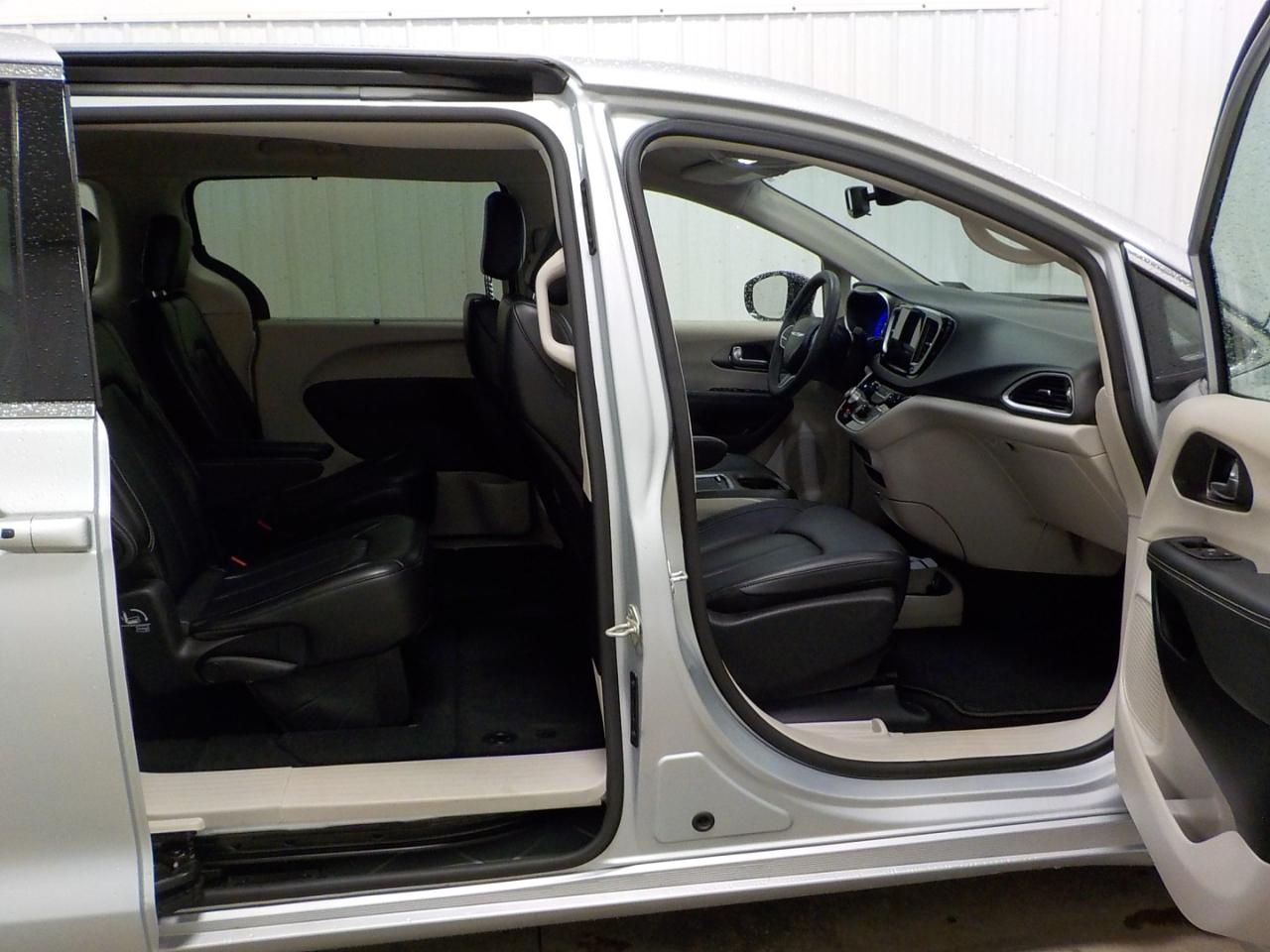 Chrysler Pacifica Touring L FWD 2024