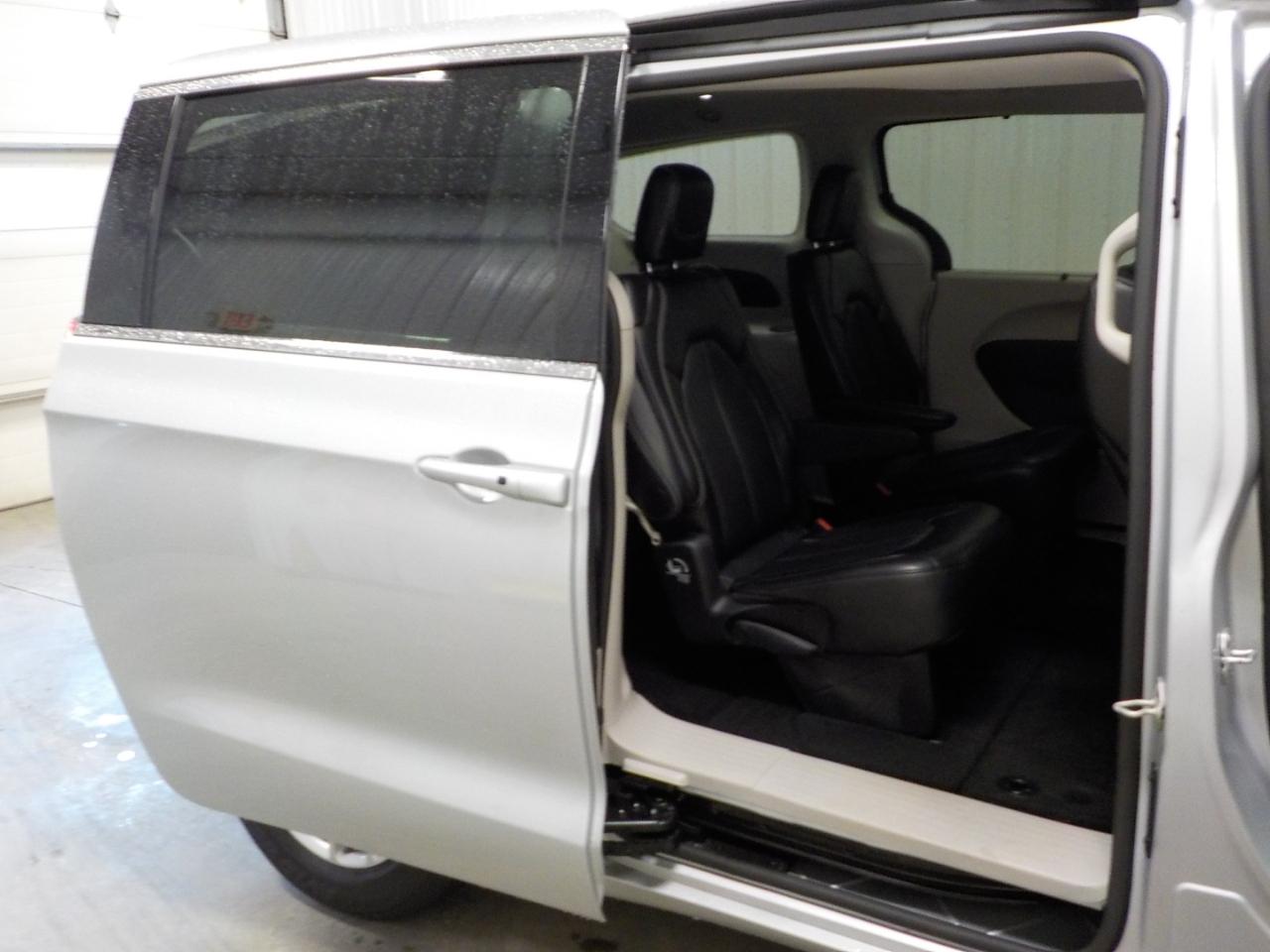 Chrysler Pacifica Touring L FWD 2024