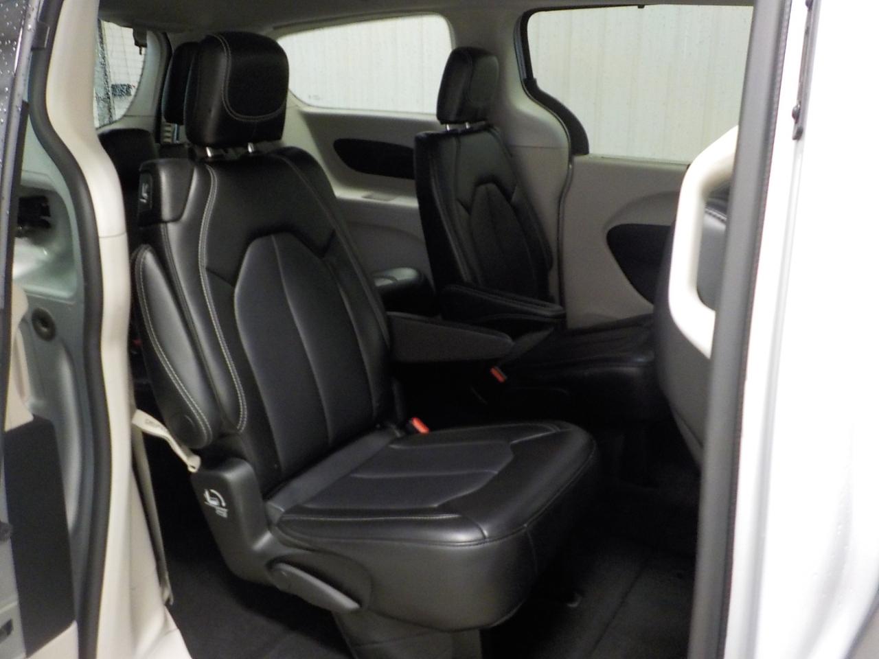 Chrysler Pacifica Touring L FWD 2024