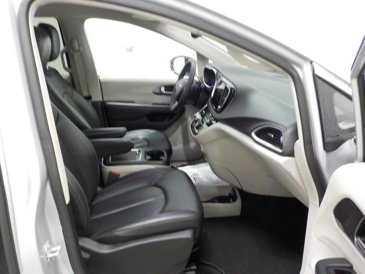 Chrysler Pacifica Touring L FWD 2024