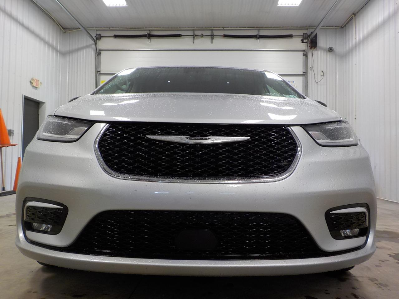 Chrysler Pacifica Touring L FWD 2024