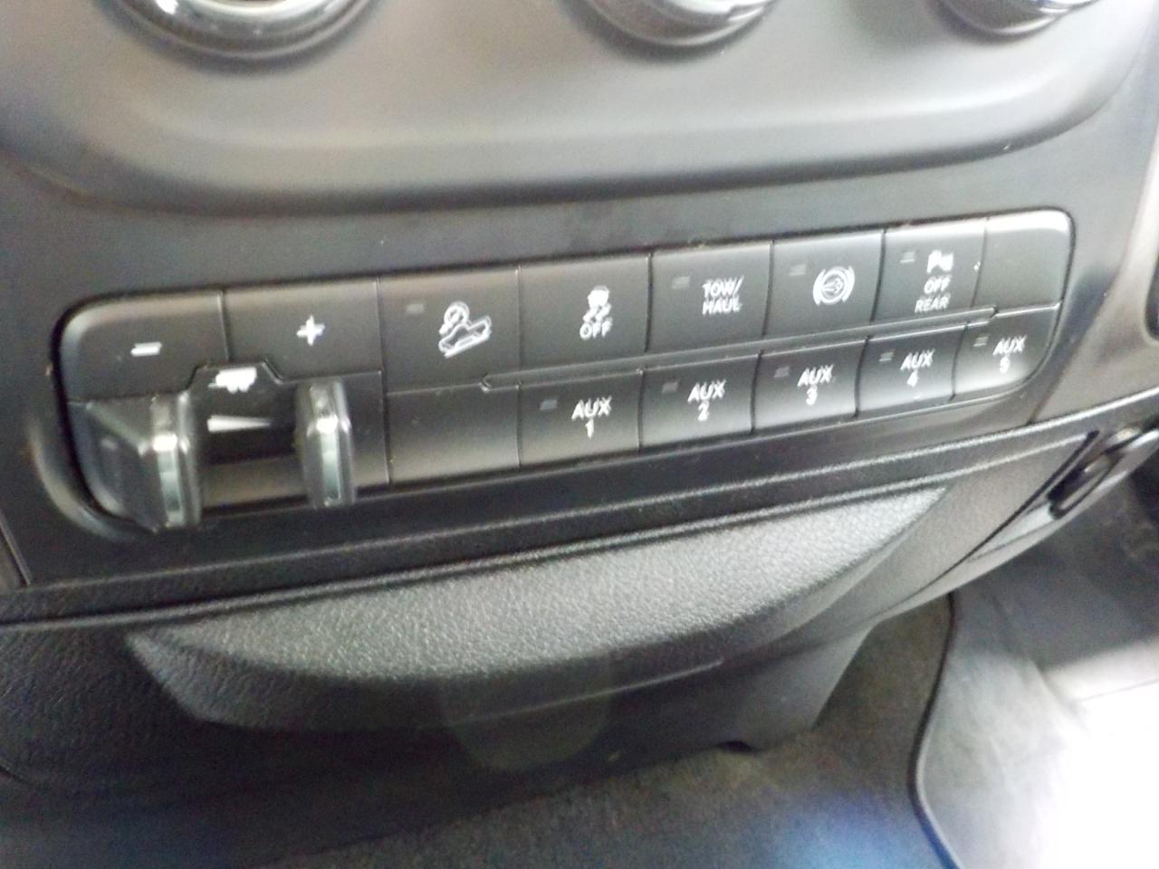 RAM 2500 Tradesman 4x4 Crew Cab 6'4" Box 2017