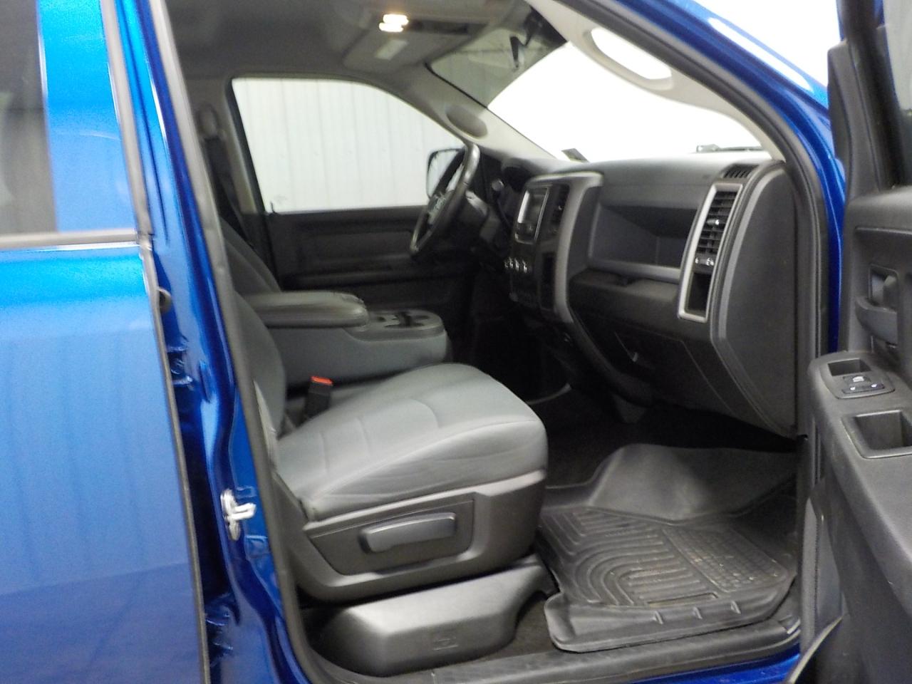 RAM 2500 Tradesman 4x4 Crew Cab 6'4" Box 2017