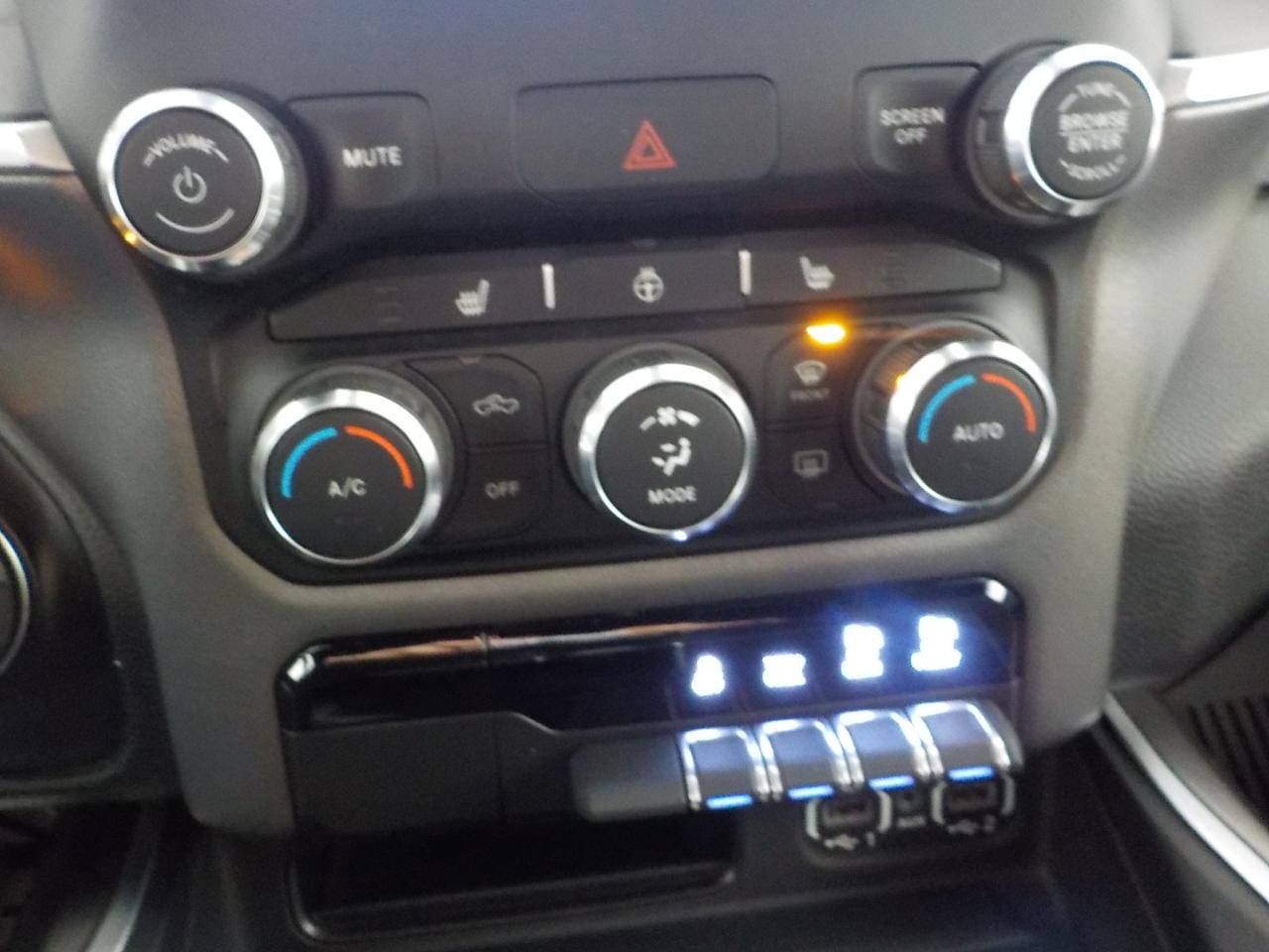 RAM 1500 Big Horn 4x4 Quad Cab 6'4" Box 2021