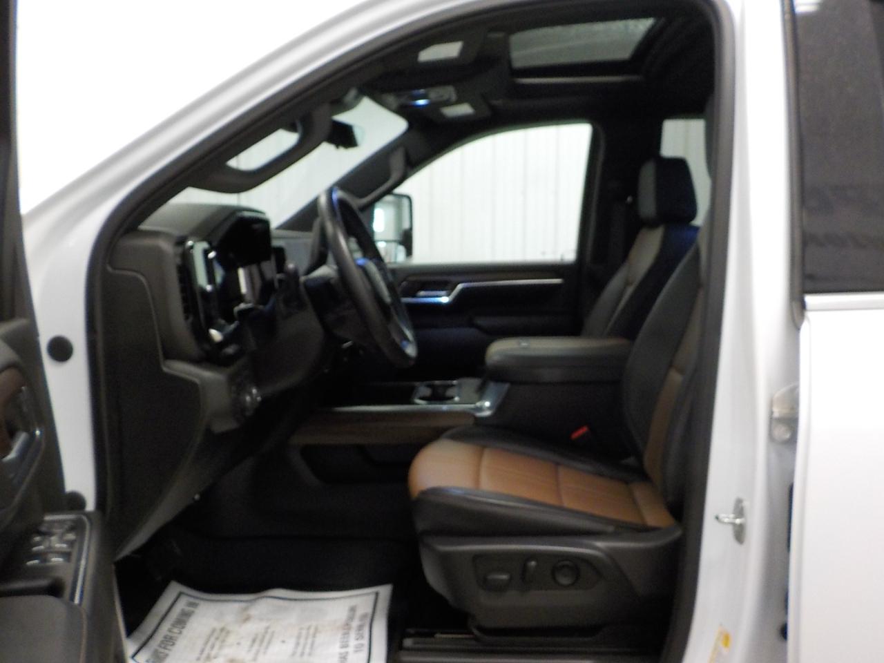 Chevrolet Silverado 2500HD 4WD Crew Cab 159" High Country 2024