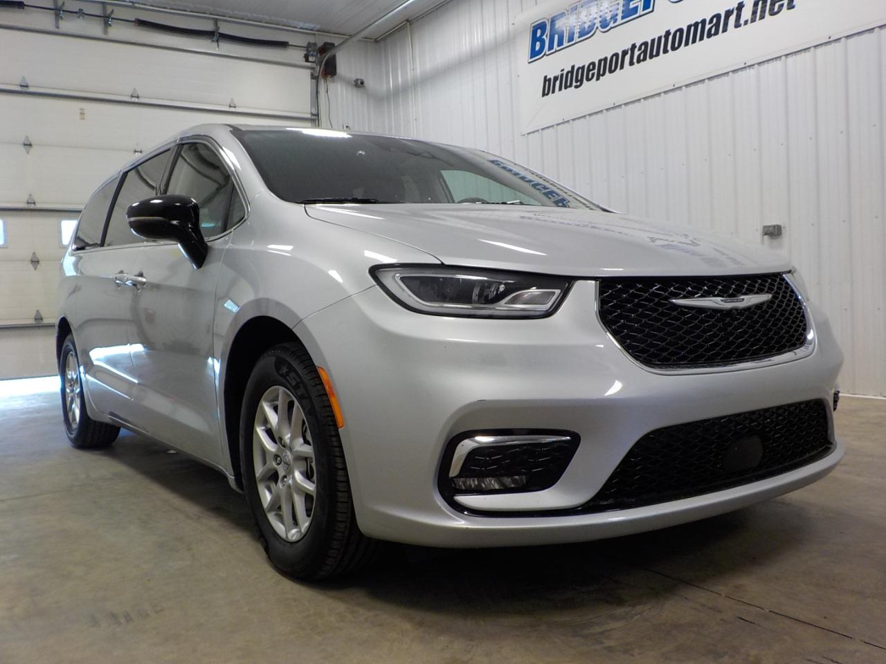 Chrysler Pacifica Touring L FWD 2024