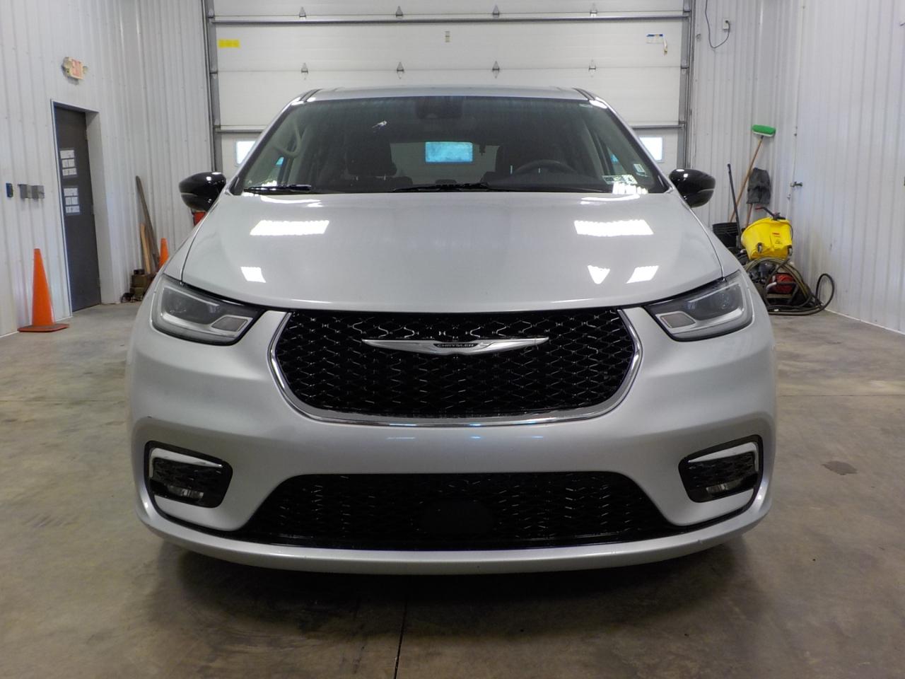 Chrysler Pacifica Touring L FWD 2024