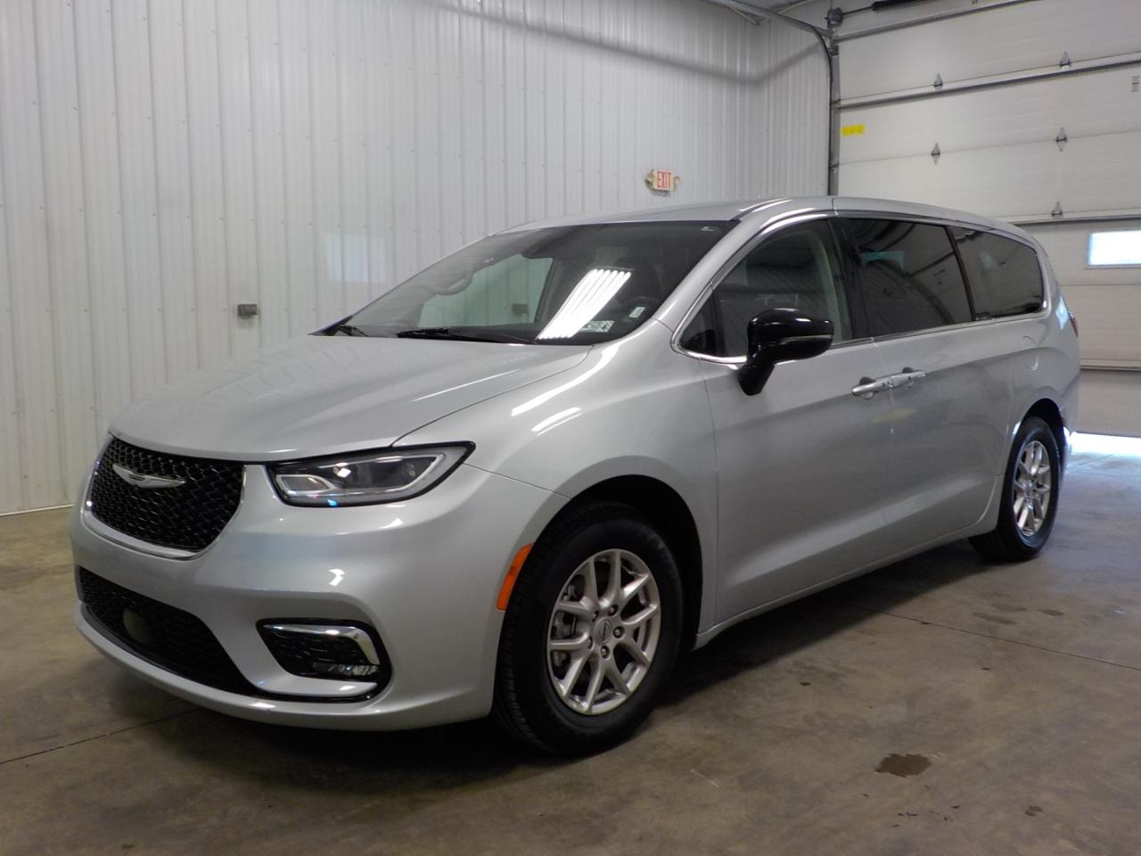 Chrysler Pacifica Touring L FWD 2024