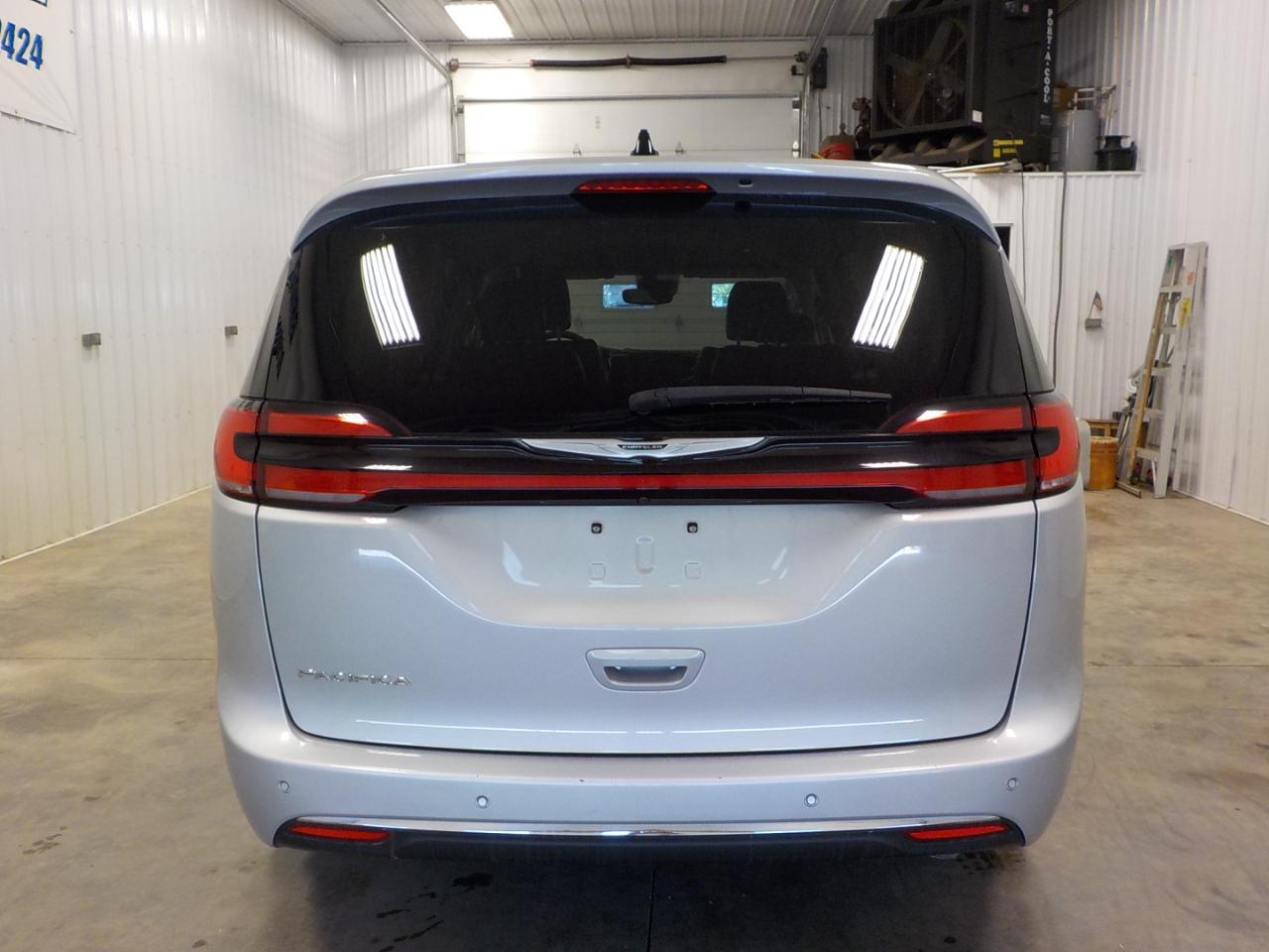 Chrysler Pacifica Touring L FWD 2024