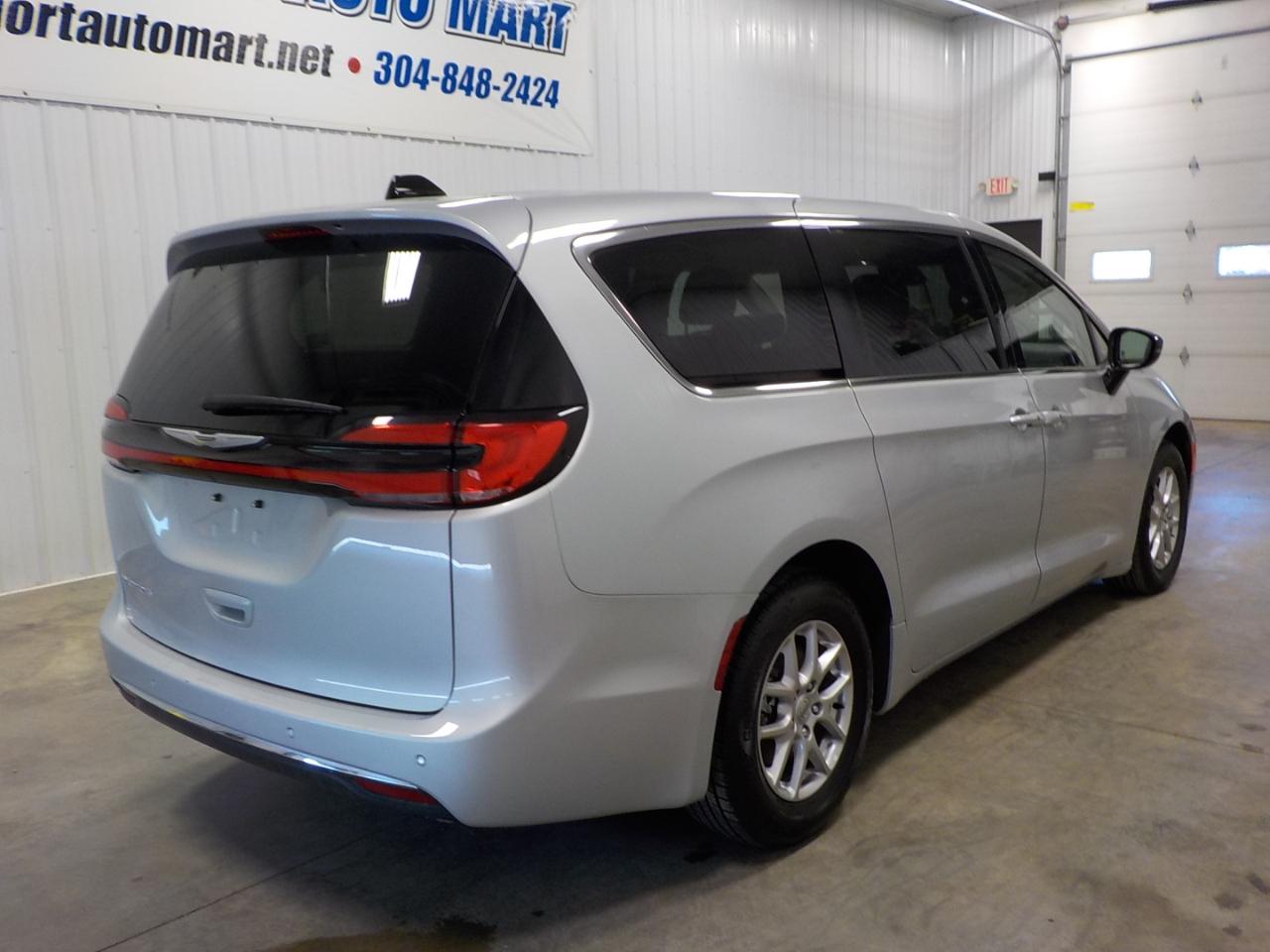 Chrysler Pacifica Touring L FWD 2024