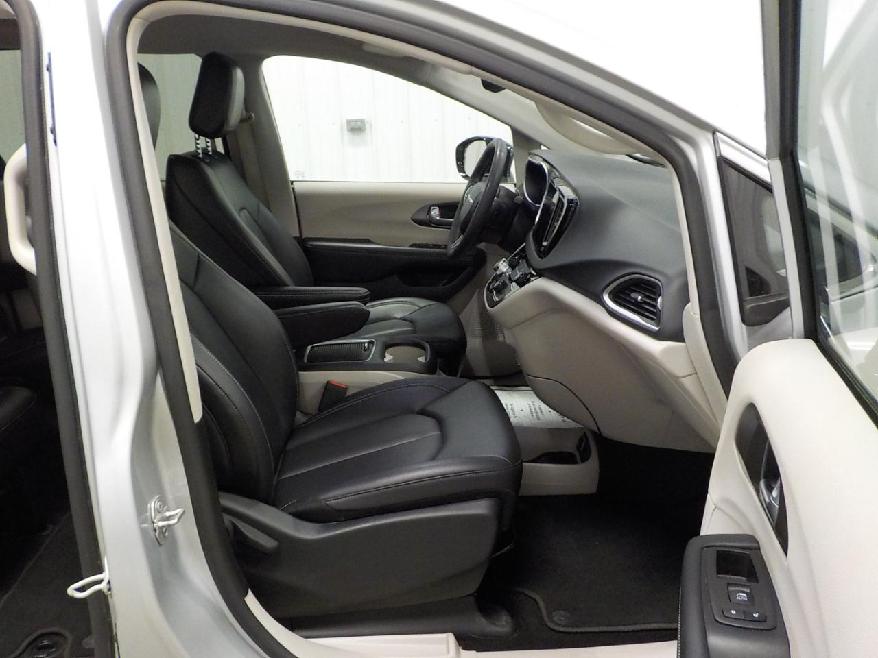 Chrysler Pacifica Touring L FWD 2024