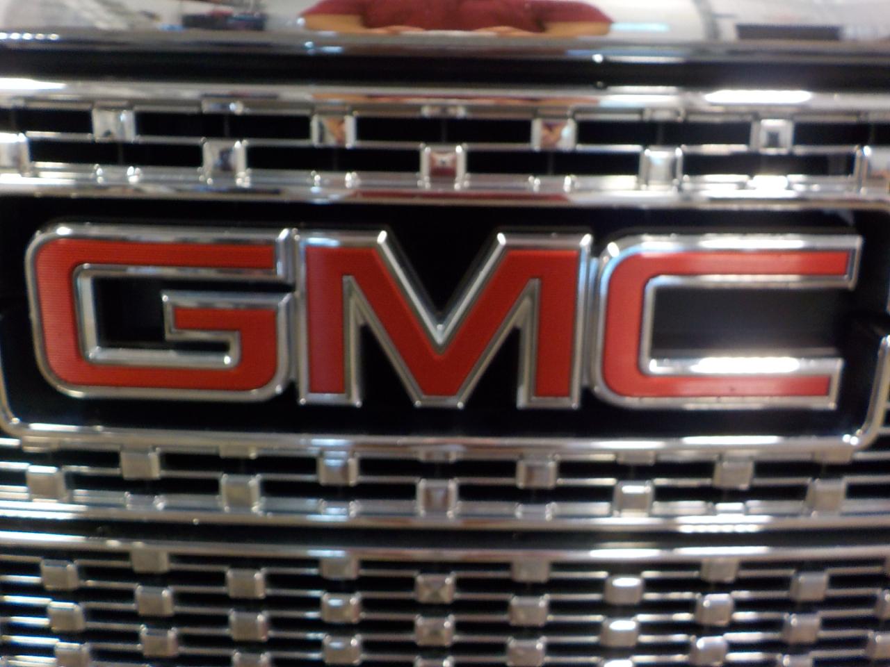 GMC Sierra 1500 4WD Crew Cab 143.5" Denali 2018