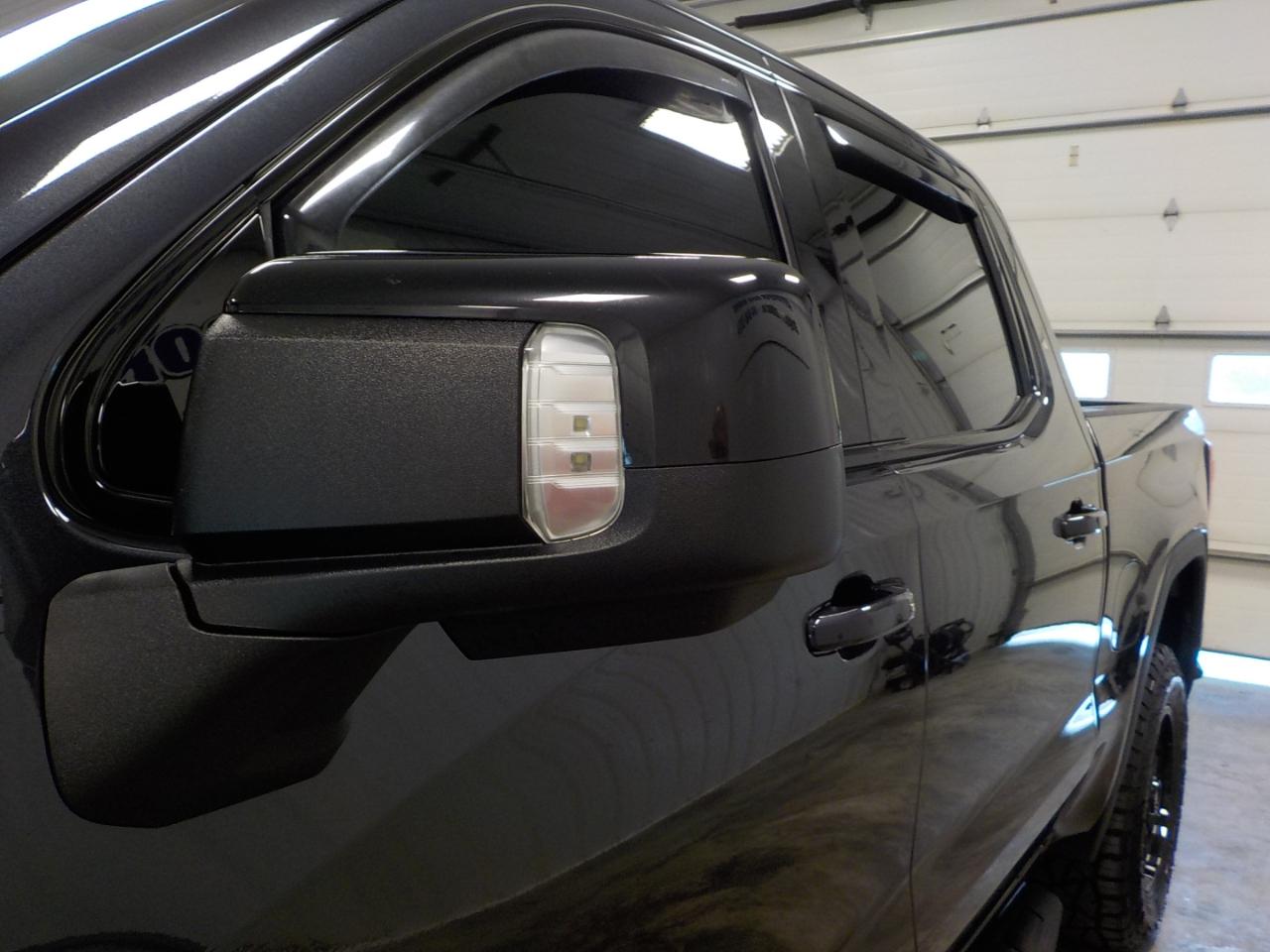 GMC Sierra 1500 4WD Crew Cab 147" AT4 2022